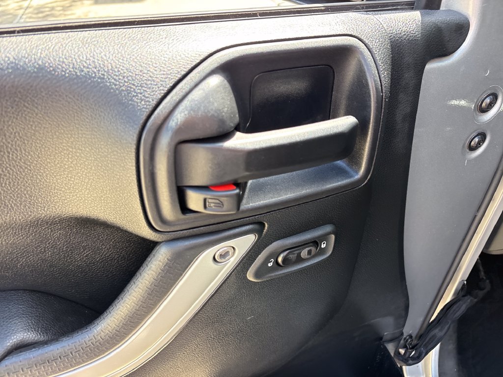 Used 2016 Jeep Wrangler Unlimited Sahara w/ Connectivity Group AWD/4WD image 17