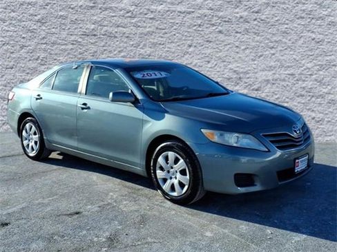 Used 2011 Toyota Camry LE image 1