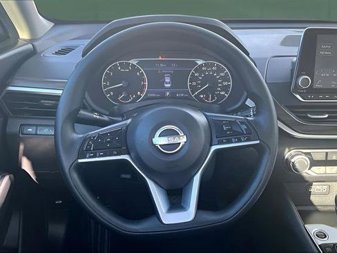 Used 2025 Nissan Altima 2.5 SV image 12