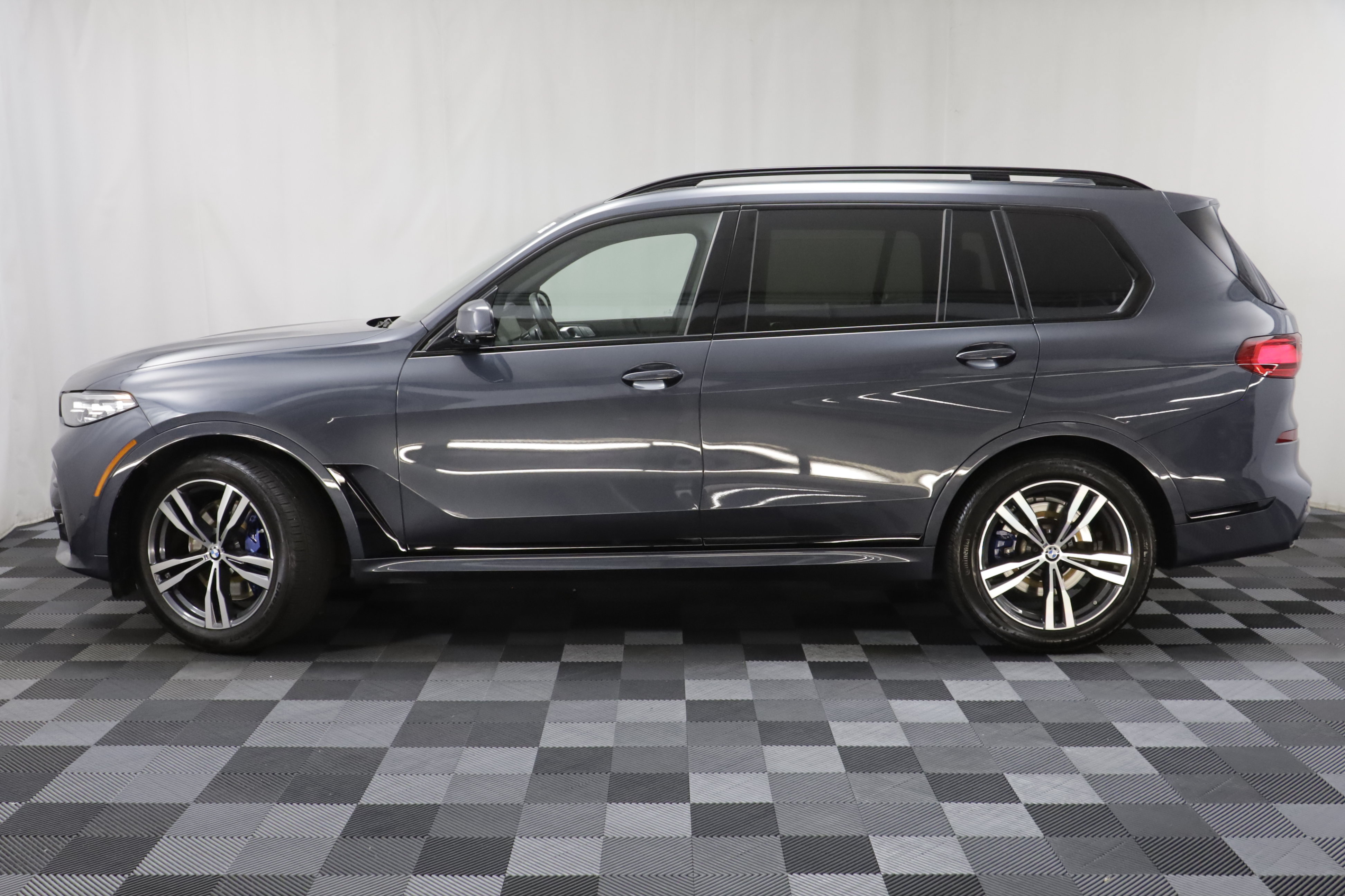Used 2022 BMW X7 xDrive40i w/ M Sport Package AWD/4WD image 4