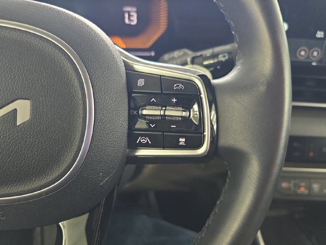 Used 2025 Kia Carnival EX FWD image 18