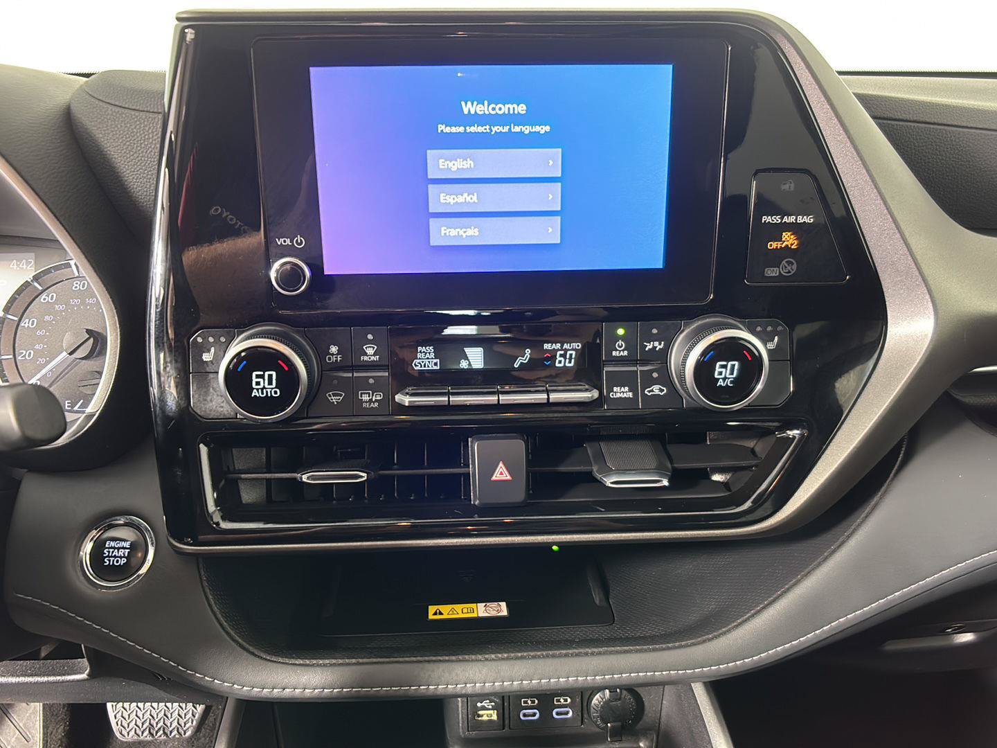 Used 2023 Toyota Highlander XLE AWD/4WD image 35