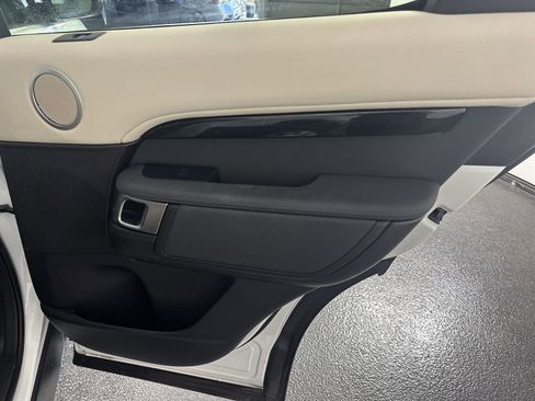 Used 2019 Land Rover Discovery SE image 35