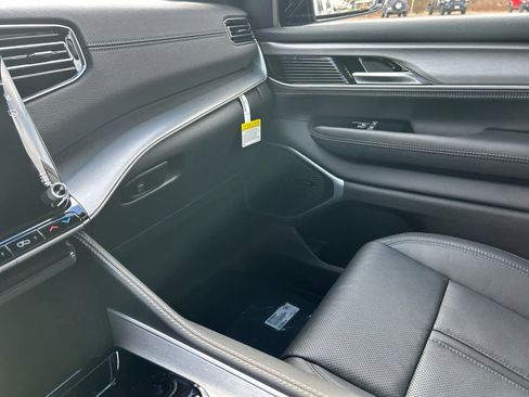 New 2025 Jeep Wagoneer L Series II w/ Premium Group I image 36