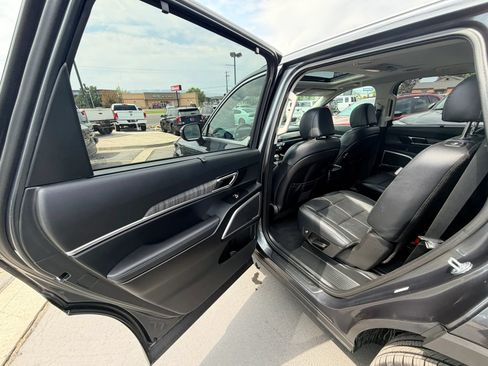 Used 2024 Kia Telluride EX w/ EX Captain's Chair Package AWD/4WD image 22