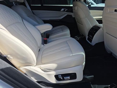 Used 2021 BMW X7 M50i image 4