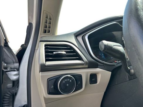 Used 2018 Ford Fusion SE FWD image 13