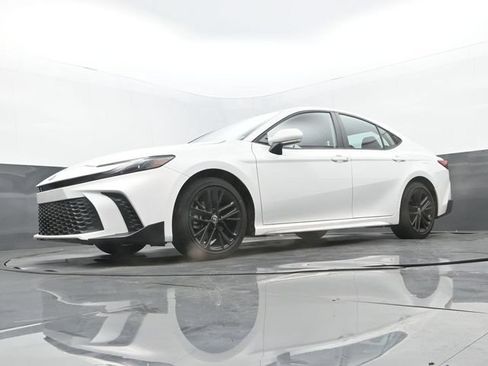Used 2025 Toyota Camry SE FWD image 12