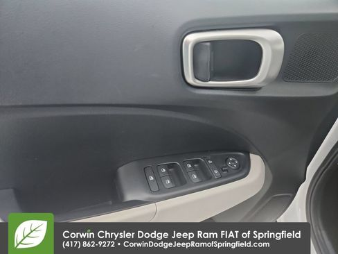 Used 2025 Hyundai Venue SEL FWD image 20