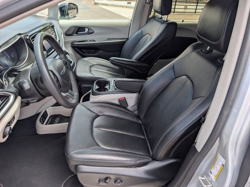 Used 2024 Chrysler Pacifica Touring-L FWD image 2