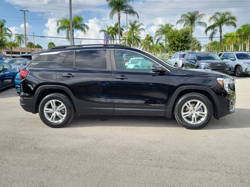 Used 2023 GMC Terrain SLE w/ Driver Convenience Package FWD image 4