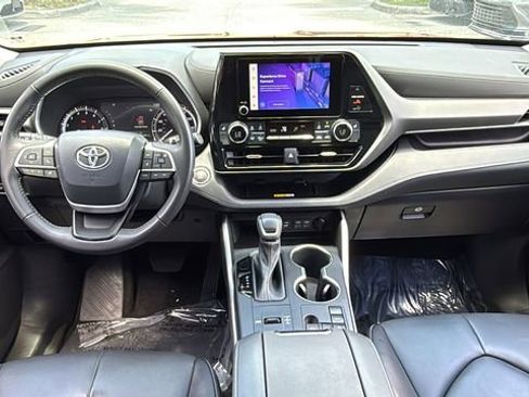 Used 2023 Toyota Highlander XLE FWD image 14