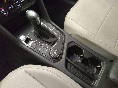 Used 2020 Volkswagen Tiguan SE w/ Panoramic Sunroof Package image 26