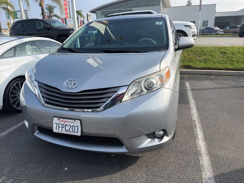Used 2014 Toyota Sienna XLE image 10