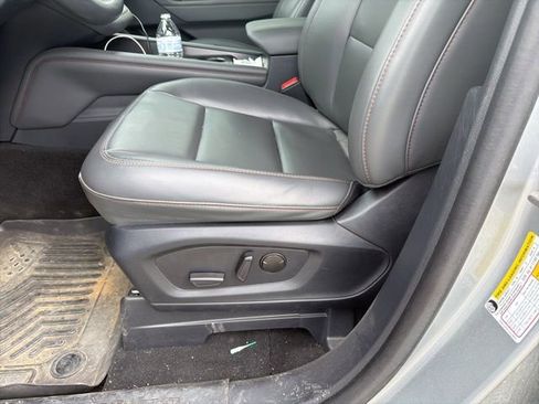 Used 2025 Ford Explorer Active w/ Active Comfort Package image 8
