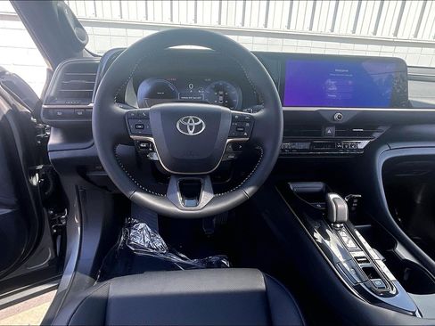 Used 2026 Toyota Crown Platinum AWD/4WD image 6