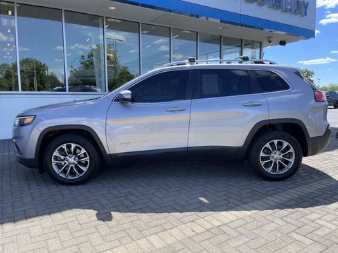 Used 2019 Jeep Cherokee Latitude Plus w/ Cold Weather Group FWD image 2