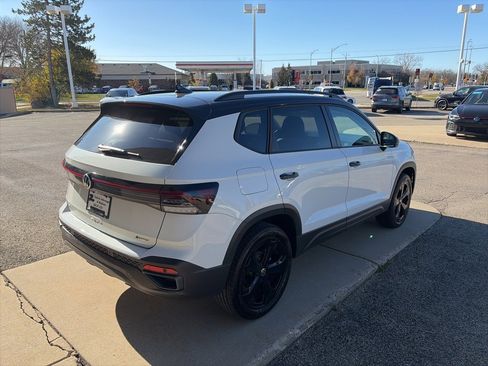 Certified 2025 Volkswagen Taos SE image 9