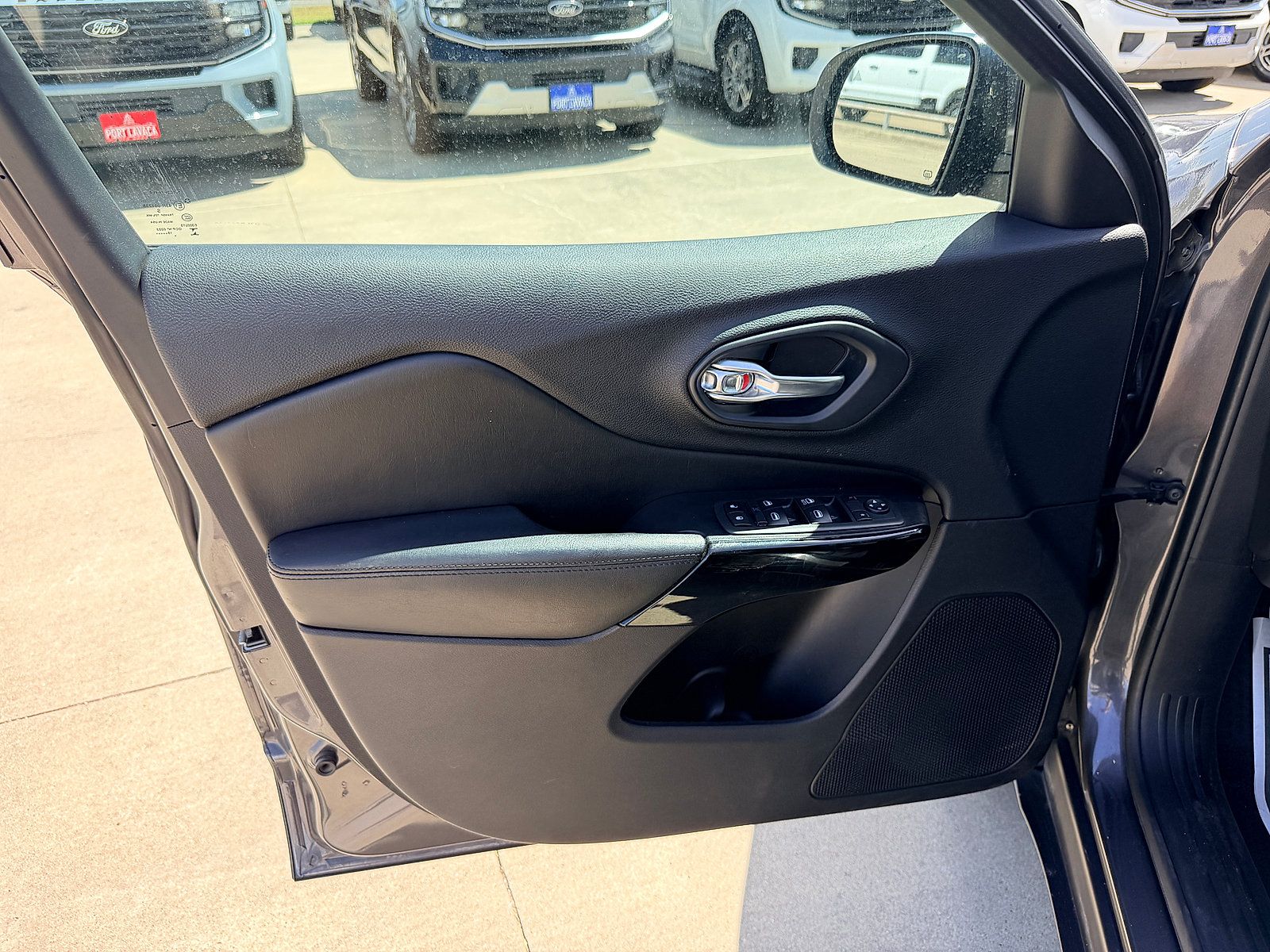 Used 2020 Jeep Cherokee Latitude Plus AWD/4WD image 24