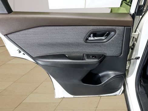 Used 2023 Nissan Rogue SV image 18