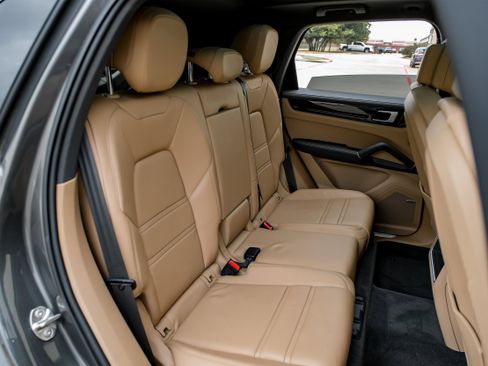 Used 2020 Porsche Cayenne image 37