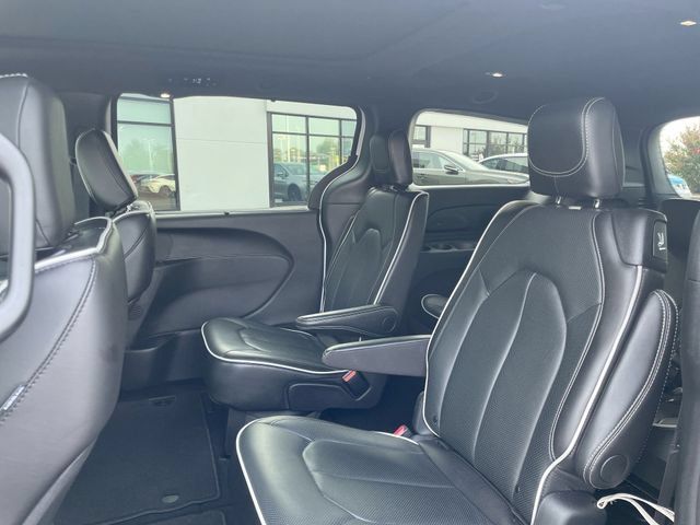 Used 2026 Chrysler Pacifica Limited FWD image 13