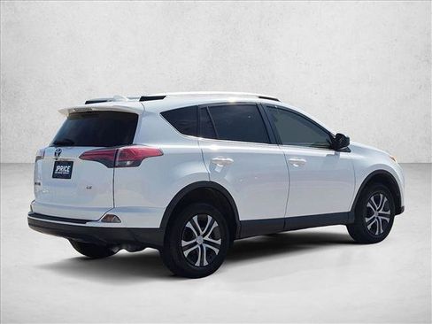 Used 2018 Toyota RAV4 LE FWD image 5