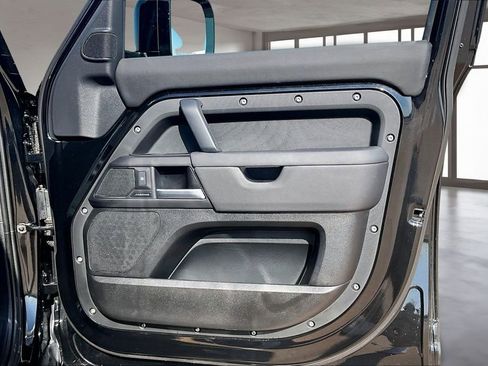 Used 2025 Land Rover Defender 110 S image 19