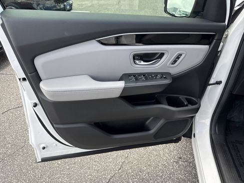 Used 2025 Honda Pilot Touring image 23