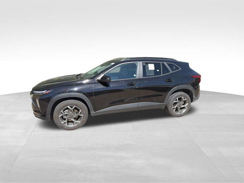 Used 2025 Chevrolet Trax LT w/ LT Convenience Package FWD image 4