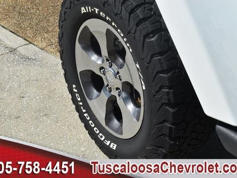 Used 2018 Jeep Wrangler Unlimited Sahara w/ Connectivity Group AWD/4WD image 18
