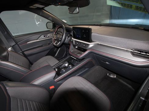 Used 2025 Ford Explorer ST-Line w/ Premium Package image 24