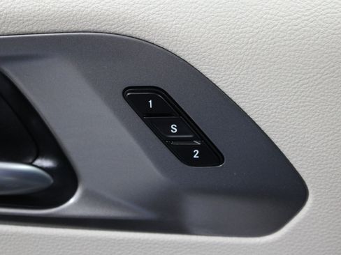 Used 2024 Chrysler Pacifica Touring-L FWD image 8