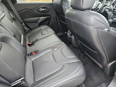 Used 2019 Jeep Cherokee Limited image 12