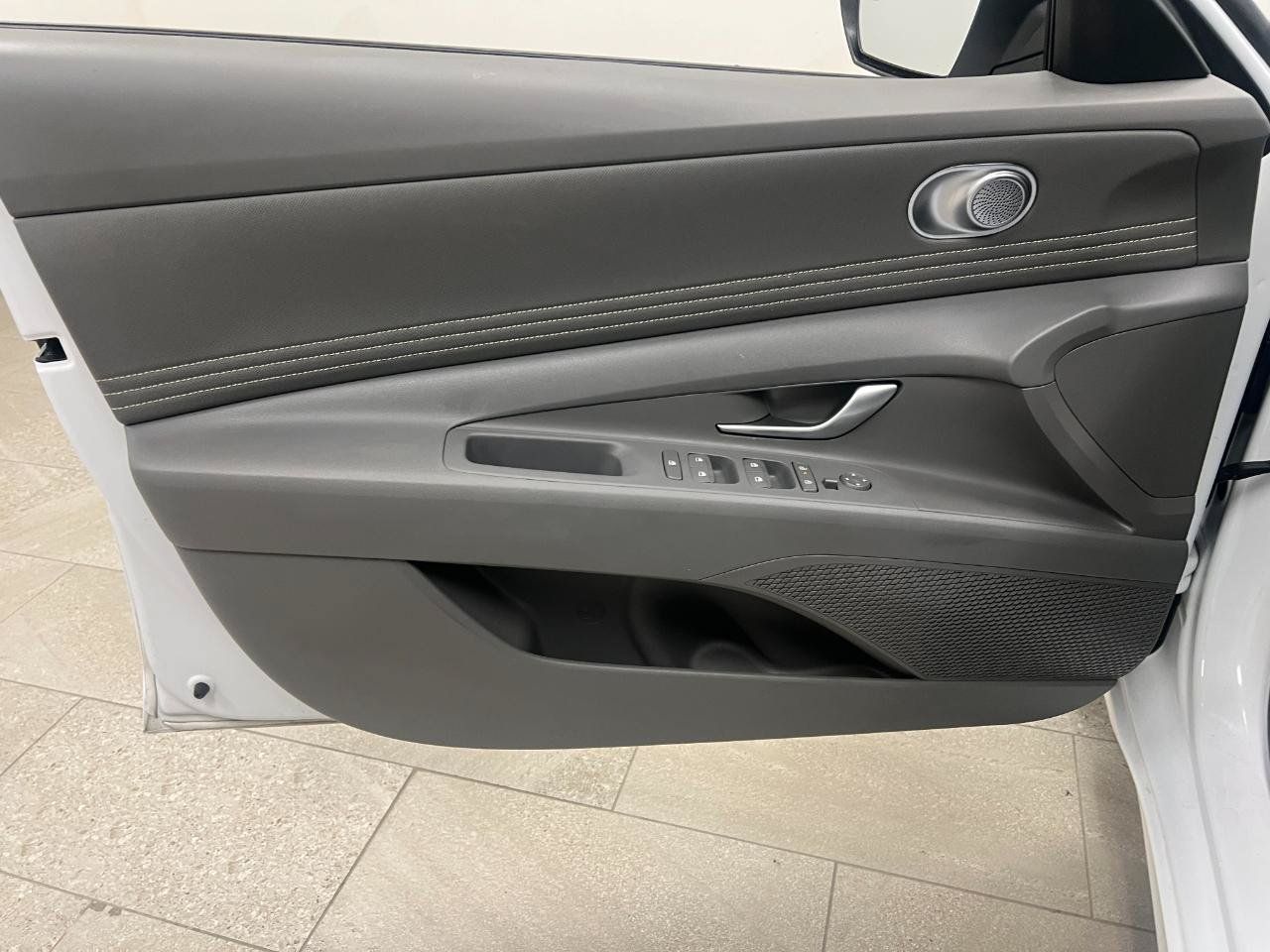 Used 2025 Hyundai Elantra SEL FWD image 28