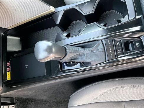 Used 2025 Toyota Camry SE image 15