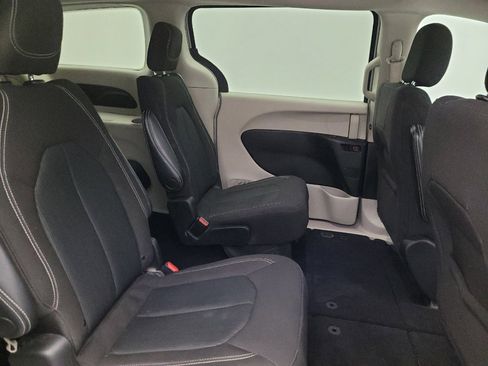 Used 2022 Chrysler Voyager LX image 19