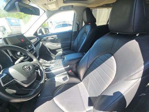 Used 2023 Toyota Highlander XLE AWD/4WD image 8