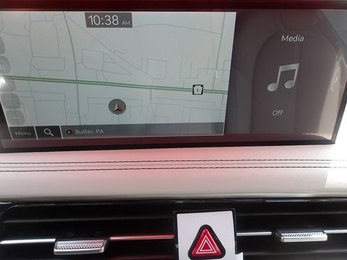 Used 2025 Genesis G70 2.5T image 18