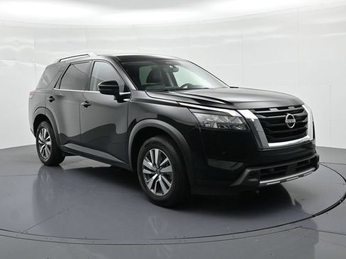 Used 2025 Nissan Pathfinder SL FWD image 4