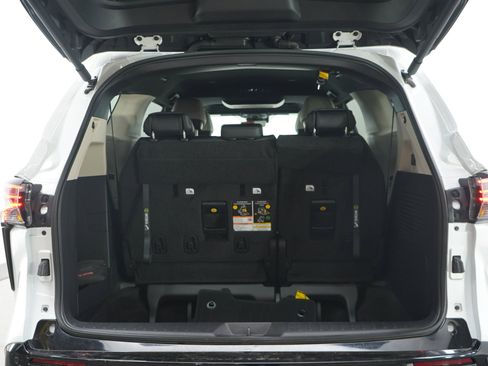 Used 2025 Toyota Sienna AWD image 16