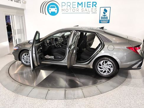 Used 2024 Hyundai Elantra SEL image 5