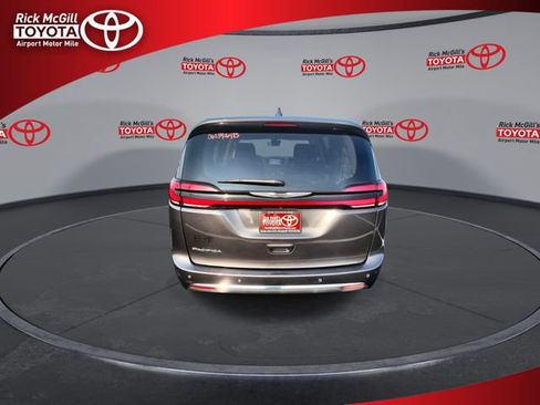 Used 2023 Chrysler Pacifica Touring-L FWD image 7
