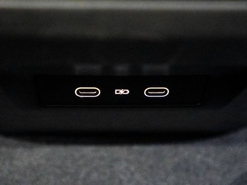 Used 2025 Porsche Macan Electric image 38