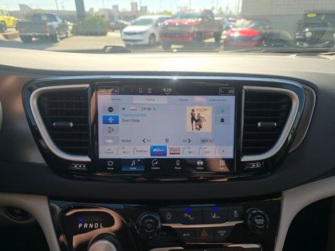 Used 2024 Chrysler Pacifica Touring-L FWD image 17