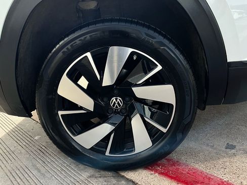 Used 2025 Volkswagen Atlas Cross Sport SE image 9