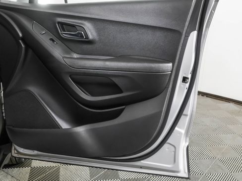Used 2019 Chevrolet Trax LT w/ LT Convenience Package FWD image 46