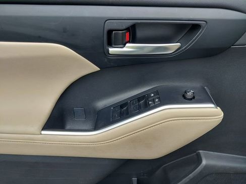 Used 2024 Toyota Highlander XLE FWD image 19