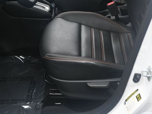 Used 2018 Nissan Kicks SR w/ Premium Package FWD image 13