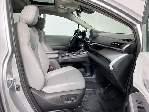 Certified 2025 Toyota Sienna XLE FWD image 9